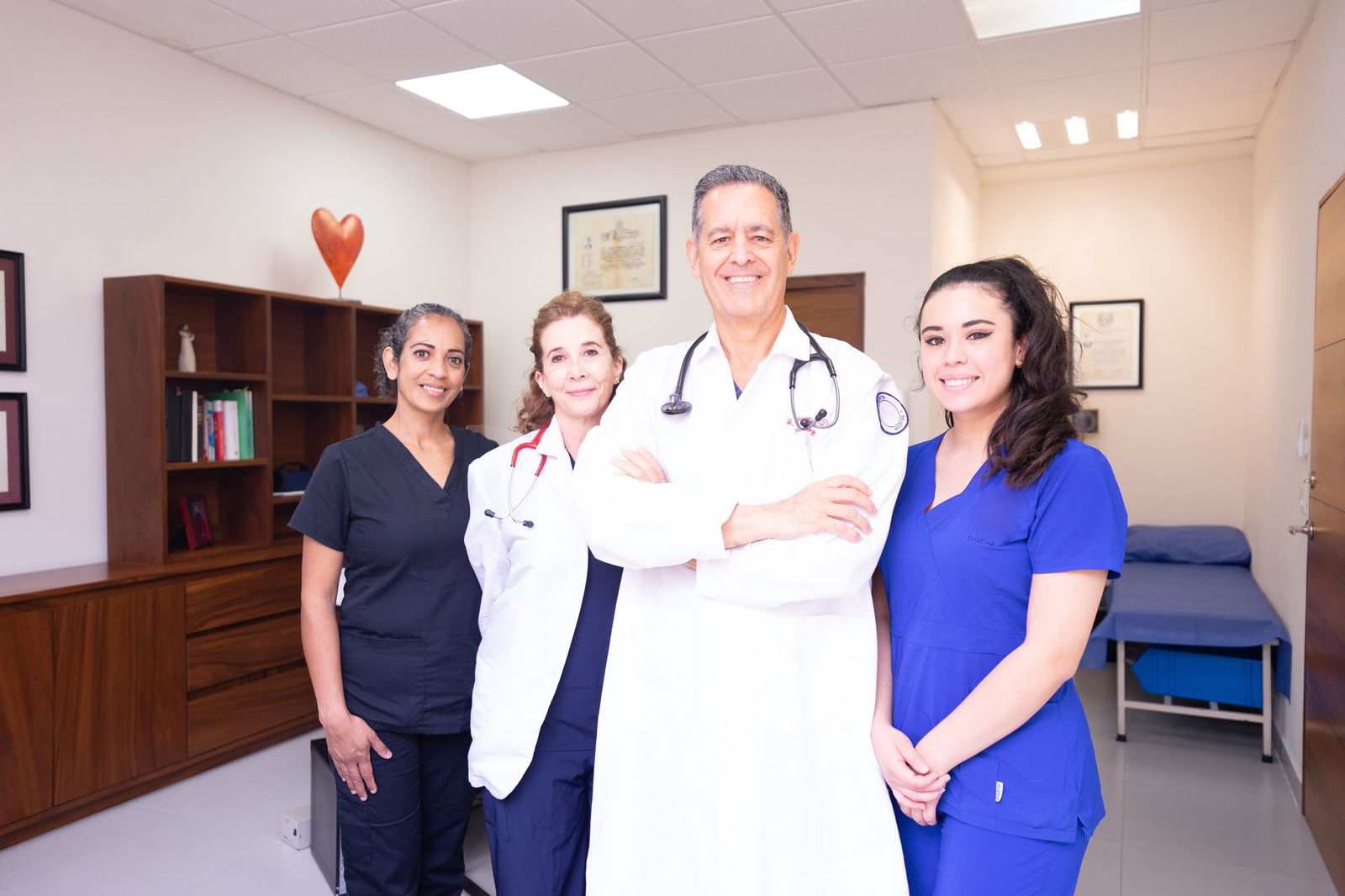 Profesionales de la salud conversando en consulta; imagen ilustrativa